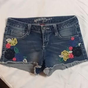 Arizona Jean Shorts with embroidered flowers